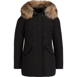 Parka Woolrich WWCPS2762 UT0001. Czarne kurtki damskie Woolrich, m, bez wzorów, z bawełny, bez kaptura. W wyprzedaży za 1629,00 zł.