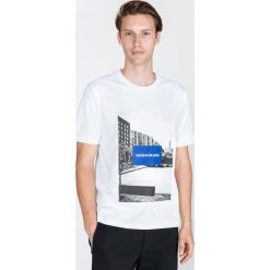 Calvin Klein Koszulka Biały. Białe podkoszulki męskie Calvin Klein, xl, z nadrukiem, z elastanu, bez kołnierzyka, krótkie. Za 216,95 zł.