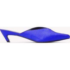Klapki damskie: NA-KD Shoes Klapki z noskiem w szpic na niskim obcasie – Blue