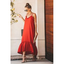 Sukienka DAFNE RED. Czerwone sukienki damskie IVET, na lato, bez wzorów, bez kołnierzyka, bez rękawów, długie, maxi. W wyprzedaży za 59,00 zł.