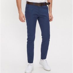 Spodnie chino slim - Granatowy. Niebieskie spodnie męskie House, s, bez wzorów. W wyprzedaży za 59,99 zł.