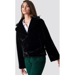 Hannalicious x NA-KD Kurtka sztuczne futro z szerokim rękawem - Black. Czarne futra damskie marki Hannalicious x NA-KD, z futra. Za 364,95 zł.
