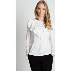 Bluzka w kolorze ecru z ozdobną falbaną BIALCON. Białe bluzki nietoperze marki BIALCON, eleganckie. W wyprzedaży za 167,00 zł.