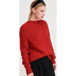 Sweter o luźnym splocie - Czerwony. Czerwone swetry damskie Reserved, s, bez wzorów, ze splotem, bez rękawów, bez kaptura. Za 99,99 zł.