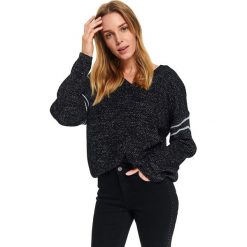 Damski sweter z metalizowaną nicią i okrągłym dekoltem. Czarne swetry damskie Top Secret, na zimę, w paski, z dzianiny, z krótkim rękawem, krótkie, bez kaptura. W wyprzedaży za 49,99 zł.