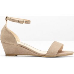Sandały na koturnie bonprix brunatny. Pomarańczowe sandały damskie bonprix, bez wzorów, eleganckie, bez obcasa, na koturnie, ze sprzączką. Za 74,99 zł.
