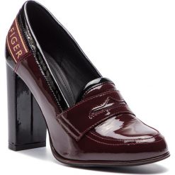 Półbuty TOMMY HILFIGER - Iconic Patent Loafer FW0FW04003 Decadent Chocolate 296. Czarne półbuty damskie lakierowane marki TOMMY HILFIGER, z materiału, z okrągłym noskiem, na obcasie. Za 649,00 zł.