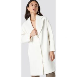 Trendyol Płaszcz Oversize Stamp - White. Szare płaszcze damskie marki Trendyol, na co dzień, l, z poliesteru, casualowe, midi, rozkloszowane. Za 283,95 zł.