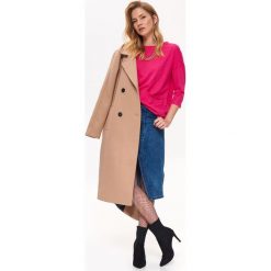 Luźna bluzka z kieszonką. Różowe bluzki damskie Top Secret, bez wzorów, z bawełny, bez kołnierzyka, bez rękawów. W wyprzedaży za 29,99 zł.