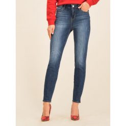 Jeansy Slim Fit Guess 1981 W01A46 D3XR2. Niebieskie jeansy damskie Guess. W wyprzedaży za 389,00 zł.