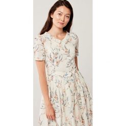 Sukienka Amariella Herba 46 biały. Białe sukienki damskie s, bez wzorów, z bawełny, eleganckie, bez kołnierzyka, z krótkim rękawem, krótkie, mini, rozkloszowane. Za 547,00 zł.