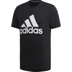 T-SHIRT MUST HAVE BOS. Czarne t-shirty męskie Adidas, m, bez wzorów, z bawełny, bez kołnierzyka. W wyprzedaży za 79,99 zł.