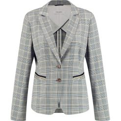 Blezer w kolorze czarno-biało- złotym. Żółte bolerka i narzutki damskie Gerry Weber, w kratkę, bez rękawów. W wyprzedaży za 269,95 zł.