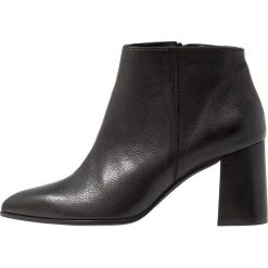 Paco Gil CLAIRE Ankle boot black. Czarne botki damskie marki Paco Gil, ze skóry, bez obcasa, bez zapięcia. Za 969,00 zł.