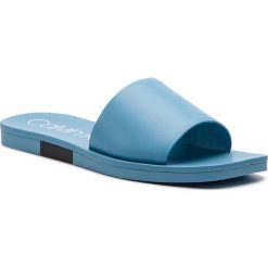 Klapki CALVIN KLEIN - Ramie E8920 Dusty Blue/Black. Niebieskie klapki damskie Calvin Klein, bez wzorów, ze skóry ekologicznej, bez obcasa. W wyprzedaży za 279,00 zł.