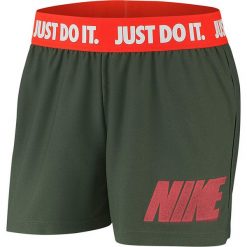 Szorty sportowe w kolorze khaki. Brązowe spodenki sportowe damskie Nike Women, xs, bez wzorów, z materiału, sportowe. W wyprzedaży za 82,95 zł.