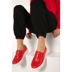 Czerwone Slip On Power Rock. Czerwone półbuty damskie Born2be, bez wzorów, rockowe, bez obcasa, bez zapięcia. W wyprzedaży za 49,99 zł.
