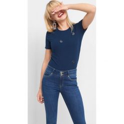 T-shirt z kwiatkami 3D. Niebieskie bluzki damskie Orsay, na co dzień, s, z aplikacjami, z elastanu, z okrągłym kołnierzem, z krótkim rękawem. W wyprzedaży za 35,00 zł.