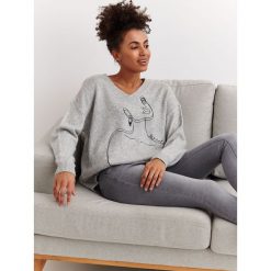 SWETER DAMSKI Z INTRYGUJĄCYM HAFTEM. Szare swetry oversize damskie marki Top Secret, na lato, z haftami, z wełny, eleganckie. Za 149,99 zł.