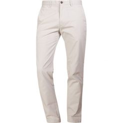 Chinosy męskie: Club Monaco CONNOR Spodnie materiałowe khaki