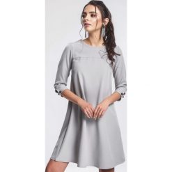 Szara Sukienka Superficially. Szare sukienki damskie other, s, bez wzorów, z tkaniny, z okrągłym kołnierzem, bez rękawów, mini. Za 74,99 zł.