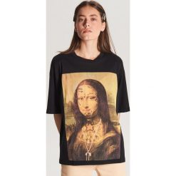 Koszulka z nadrukiem mona lisa - Czarny. Czarne koszulki damskie Cropp, s, z nadrukiem, bez kołnierzyka, bez rękawów. Za 59,99 zł.
