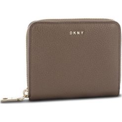 Duży Portfel Damski DKNY - Sm Zip Around R831A656 Desert DES. Pomarańczowe portfele damskie DKNY, bez wzorów, ze skóry. W wyprzedaży za 339,00 zł.