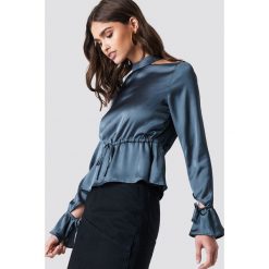 Iva Nikolina x NA-KD Satynowa bluzka z odkrytymi plecami - Blue. Niebieskie bluzki damskie Iva Nikolina x NA-KD, bez wzorów, z satyny, ze stójką, bez rękawów. W wyprzedaży za 66,97 zł.