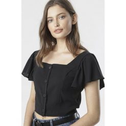 Czarna Bluzka Alunora. Czarne bluzki damskie Born2be, na lato, s, bez wzorów, eleganckie, bez kołnierzyka, z krótkim rękawem. Za 49,99 zł.