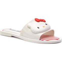 Klapki MELISSA - Slipper+Hello Kitty 32616 White 01177. Białe klapki damskie Melissa, z aplikacjami, z tworzywa sztucznego, bez obcasa. W wyprzedaży za 239,00 zł.