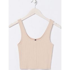 Gładki crop top - Beżowy. Brązowe topy damskie Sinsay, xl, bez wzorów, bez kołnierzyka. W wyprzedaży za 15,99 zł.