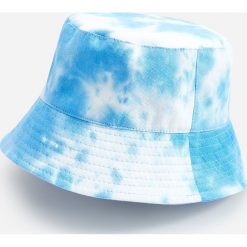 Bawełniany kapelusz z efektem tie dye - Niebieski. Niebieskie kapelusze damskie Reserved, bez wzorów, z bawełny. W wyprzedaży za 24,99 zł.