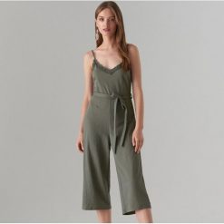 Kombinezon z wiązaniem w talii - Khaki. Brązowe kombinezony damskie Mohito, s, bez wzorów, bez kołnierzyka, bez rękawów. W wyprzedaży za 39,99 zł.