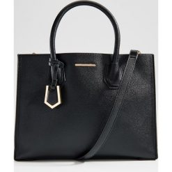 Torebka city bag z brelokiem - Czarny. Czarne torebki klasyczne damskie Mohito, bez wzorów, z breloczkiem. Za 139,99 zł.