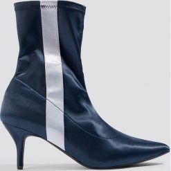 NA-KD Shoes Satynowe botki z miękką cholewką z paskiem - Blue. Niebieskie botki damskie NA-KD Shoes, z satyny, na niskim obcasie, na obcasie, z paskami. W wyprzedaży za 56,78 zł.