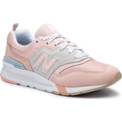 Sneakersy NEW BALANCE - CW997HKC Różowy. Różowe półbuty damskie New Balance, na co dzień, bez wzorów, z zamszu, bez obcasa, bez zapięcia. W wyprzedaży za 229,00 zł.