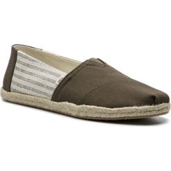 Espadryle TOMS - Classic 10013528 Tarmac Ivy League Stripes On Rope. Zielone espadryle męskie Toms, na co dzień, bez wzorów, z tworzywa sztucznego, bez zapięcia. W wyprzedaży za 169,00 zł.