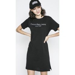 Calvin Klein Jeans - Sukienka. Szare sukienki dzianinowe Calvin Klein Jeans, na co dzień, l, z nadrukiem, casualowe, z okrągłym kołnierzem, z krótkim rękawem, midi, proste. W wyprzedaży za 239,90 zł.
