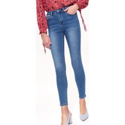 SPODNIE DAMSKIE JEANSOWE. Niebieskie spodnie damskie Top Secret, z jeansu. Za 129,99 zł.