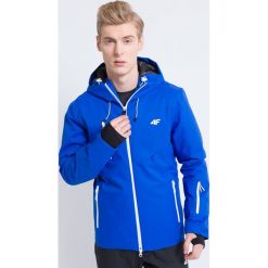 Kurtka narciarska męska KUMN163 - niebieski ciemny. Niebieskie kurtki męskie 4f, na zimę, s, z nadrukiem, z materiału, bez kaptura, narciarskie, dermizax. W wyprzedaży za 999,99 zł.