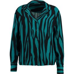 Koszule damskie: Moss Copenhagen ZAPPA ZEBRA Koszula power green/black