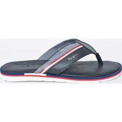 Pepe Jeans - Japonki Barrel Fabric. Niebieskie kapcie męskie marki Pepe Jeans, z jeansu. W wyprzedaży za 119,90 zł.