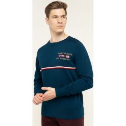 Sweter TOMMY HILFIGER Global Stripe Flags MW0MW12275. Niebieskie swetry męskie TOMMY HILFIGER, xl, bez wzorów, klasyczne, z klasycznym kołnierzykiem, bez kaptura. W wyprzedaży za 329,00 zł.