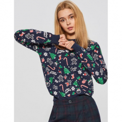 Bluza ze świątecznym nadrukiem all over - Granatowy. Niebieskie bluzy rozpinane damskie Cropp, l, z nadrukiem. Za 69,99 zł.