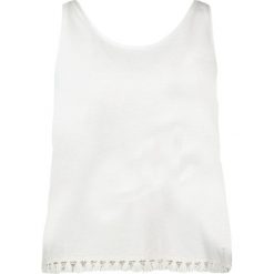 Top w kolorze białym. Białe bluzki damskie nietoperze Tom Tailor, xs, z aplikacjami, z bawełny, z okrągłym kołnierzem, bez rękawów. W wyprzedaży za 45,95 zł.