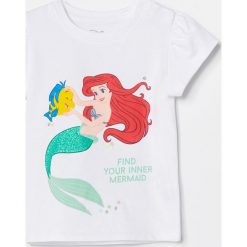 Bawełniany t-shirt z księżniczką Ariel - Biały. Białe t-shirty damskie Reserved, bez wzorów, z bawełny, bez kołnierzyka. Za 29,99 zł.