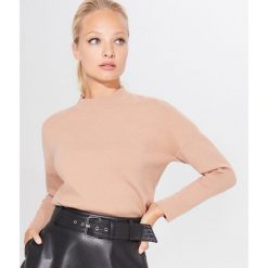 Sweter oversize z półgolfem - Beżowy. Brązowe swetry damskie Mohito, s, bez wzorów, bez rękawów, bez kaptura. Za 99,99 zł.
