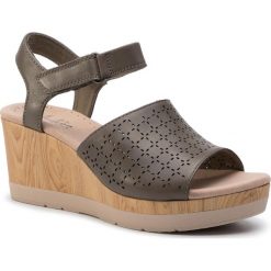 Sandały CLARKS - Cammy Glory 261399284 Olive. Zielone klapki damskie Clarks, bez wzorów, ze skóry, bez obcasa, na obcasie. W wyprzedaży za 209,00 zł.