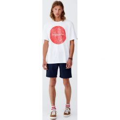 Koszulka z kółkiem z napisem. Białe koszulki męskie Pull&Bear, m, z napisami, bez kołnierzyka, z krótkim rękawem, krótkie. Za 49,90 zł.