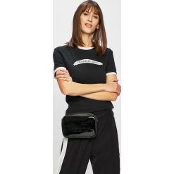 Calvin Klein Jeans - Top. Białe bluzki damskie marki Calvin Klein Jeans, s, z nadrukiem, z bawełny, casualowe, z okrągłym kołnierzem, z krótkim rękawem. Za 179,90 zł.